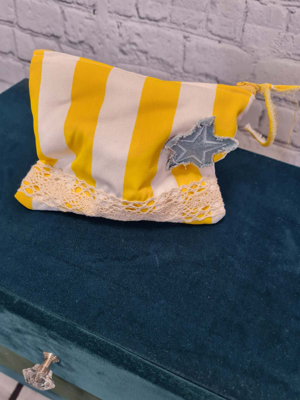 Gelb gestreifte handgemachte Kosmetiktasche