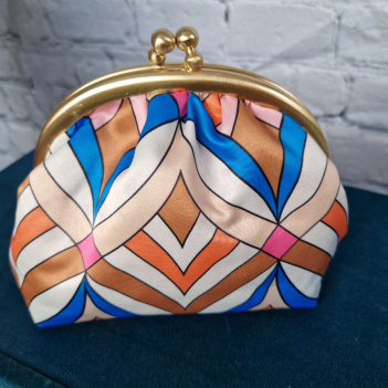 Kleine Kosmetiktasche mit Chlipverschluß in Retrodesign