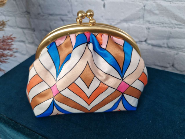 Kleine Kosmetiktasche mit Chlipverschluß in Retrodesign