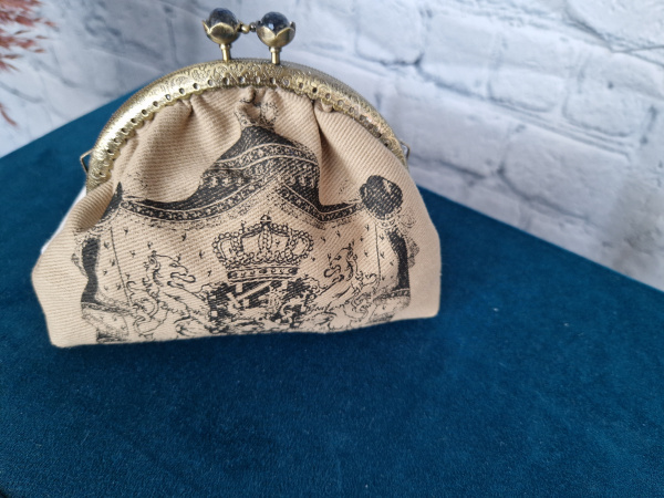 Kleine Kosmetiktasche mit Chlipverschluß im Retrodesign