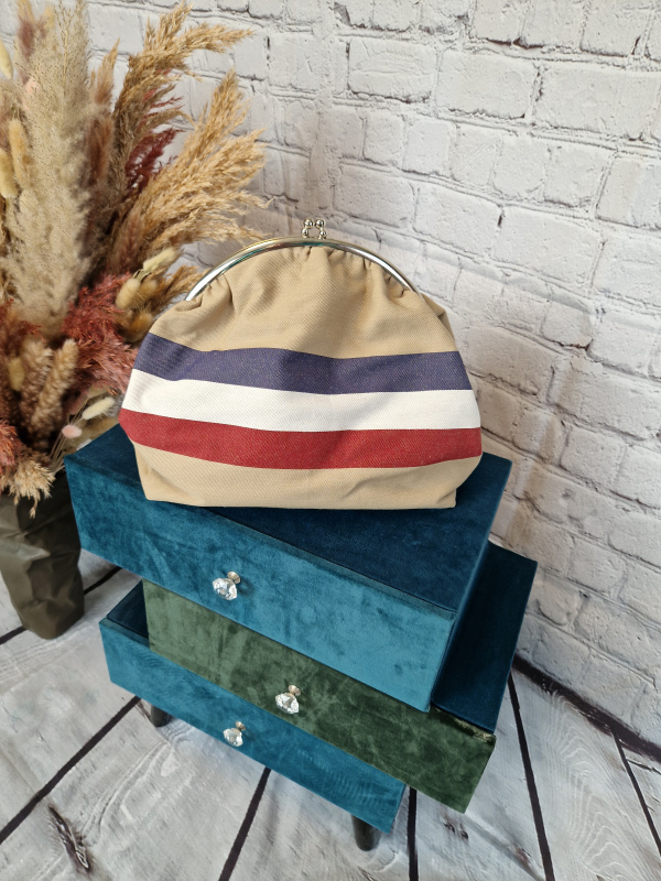 Große Kosmetiktasche mit Chlipverschluß im Retrodesign