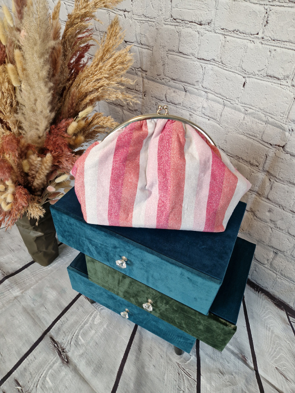 Große Kosmetiktasche mit Chlipverschluß im Retrodesign